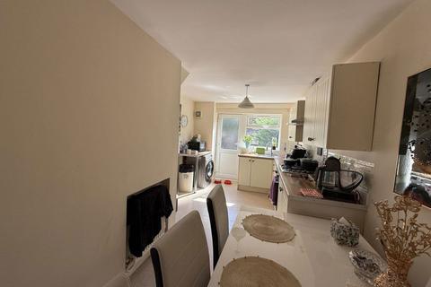 3 bedroom terraced house to rent, 8 Wells Green