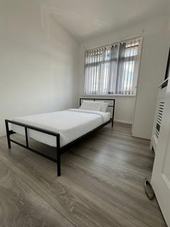 5 bedroom house share to rent, Liphook Close, Hornchurch RM12