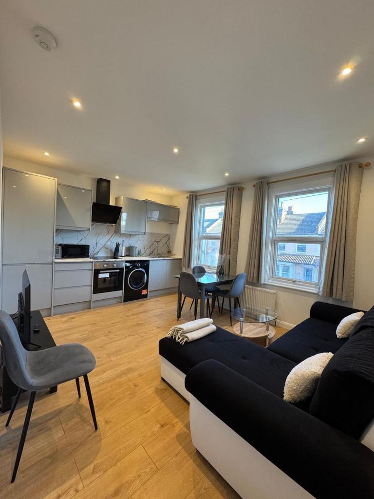 Apartment in Croydon - View 2