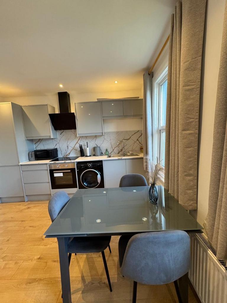 Apartment in Croydon - View 3