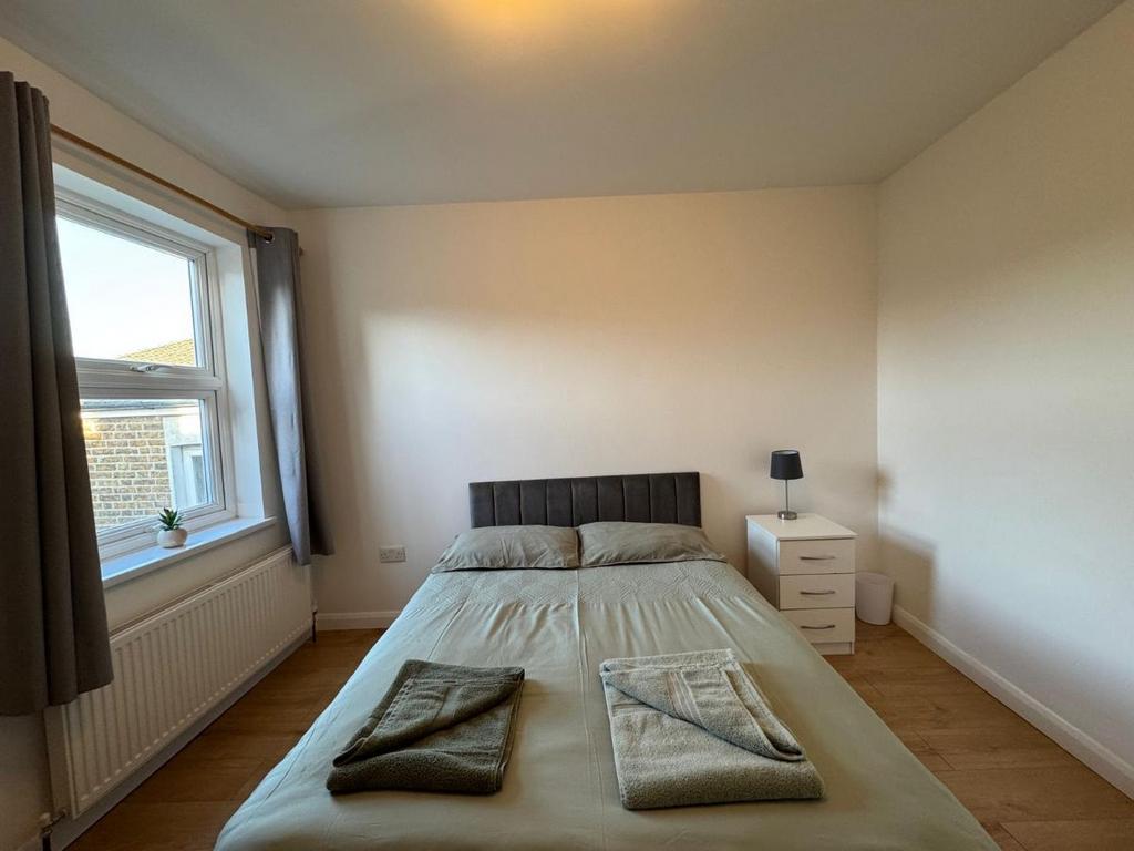 Apartment in Croydon - View 4