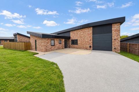 3 bedroom detached bungalow for sale, Doone Brae, Windmill Road, LU1