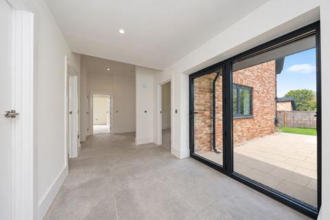 3 bedroom detached bungalow for sale, Doone Brae, Windmill Road, LU1