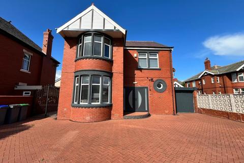 4 bedroom detached house to rent, Warbreck Hill Road, Blackpool