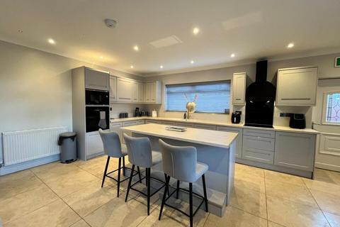 4 bedroom detached house to rent, Warbreck Hill Road, Blackpool