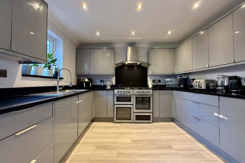 4 bedroom semi-detached house for sale, Bastion Road, London, SE2