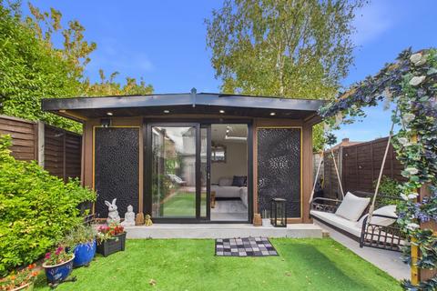 4 bedroom end of terrace house for sale, Cravan Avenue, Feltham, Middlesex, TW13
