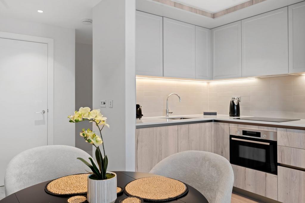 Apartment in Oval Village - More
