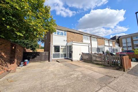 3 bedroom end of terrace house to rent, Becketts Close, Feltham, TW14