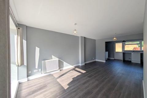 3 bedroom end of terrace house to rent, Becketts Close, Feltham, TW14