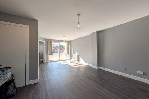 3 bedroom end of terrace house to rent, Becketts Close, Feltham, TW14
