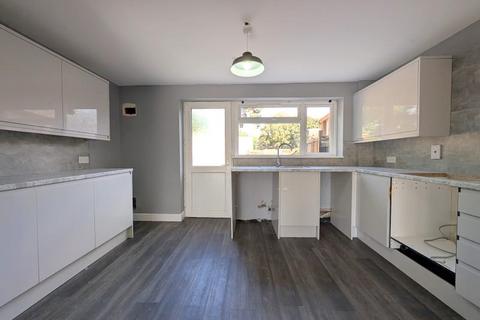 3 bedroom end of terrace house to rent, Becketts Close, Feltham, TW14