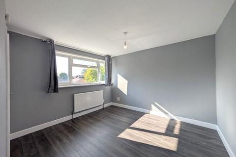 3 bedroom end of terrace house to rent, Becketts Close, Feltham, TW14