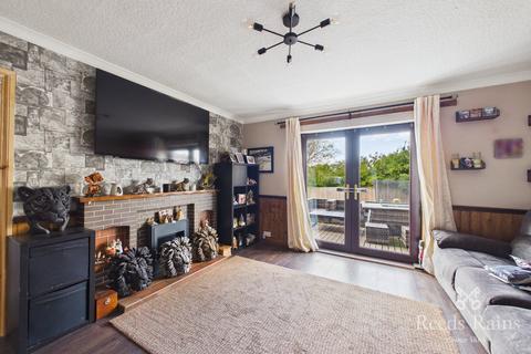 3 bedroom semi-detached house for sale, Winthorpe Avenue, Wakefield WF3