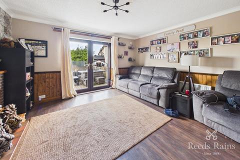 3 bedroom semi-detached house for sale, Winthorpe Avenue, Wakefield WF3