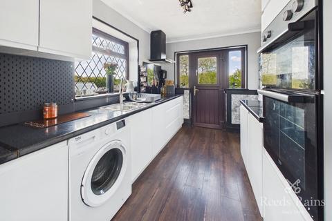 3 bedroom semi-detached house for sale, Winthorpe Avenue, Wakefield WF3