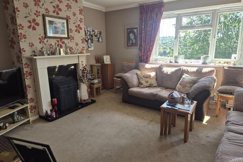 3 bedroom flat to rent, Kingsdown Avenue, South Croydon, CR2