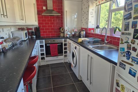 3 bedroom flat to rent, Kingsdown Avenue, South Croydon, CR2