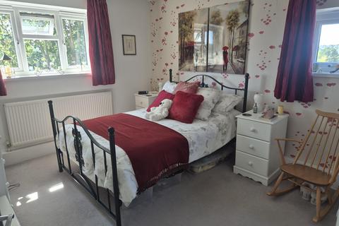 3 bedroom flat to rent, Kingsdown Avenue, South Croydon, CR2