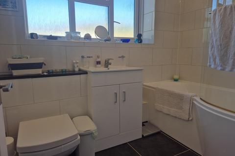 3 bedroom flat to rent, Kingsdown Avenue, South Croydon, CR2