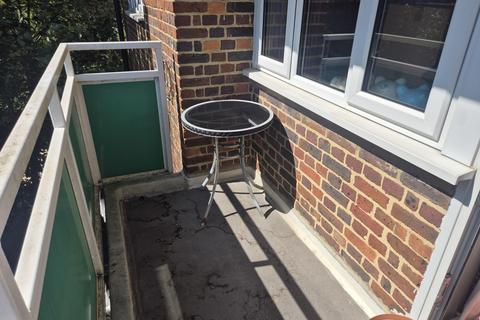 3 bedroom flat to rent, Kingsdown Avenue, South Croydon, CR2