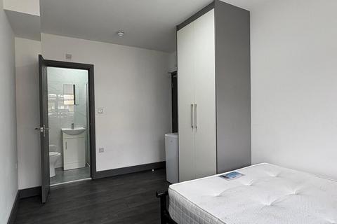 1 bedroom in a house share to rent, Dickens Avenue, Room 4