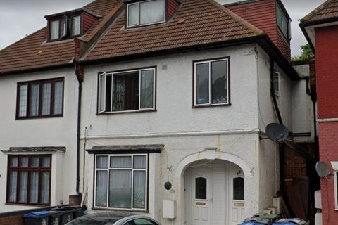 3 bedroom ground floor flat to rent, Norbury Crescent, London SW16