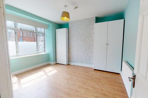 3 bedroom ground floor flat to rent, Norbury Crescent, London SW16