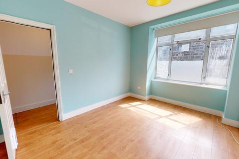 3 bedroom ground floor flat to rent, Norbury Crescent, London SW16