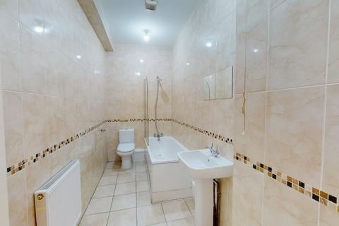 3 bedroom ground floor flat to rent, Norbury Crescent, London SW16