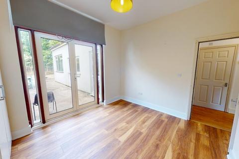 3 bedroom ground floor flat to rent, Norbury Crescent, London SW16