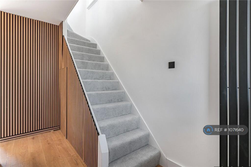 House in London - View 2