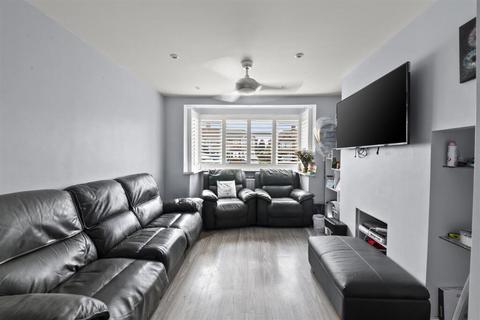 4 bedroom end of terrace house for sale, Selan Gardens, Hayes, UB4 0EA