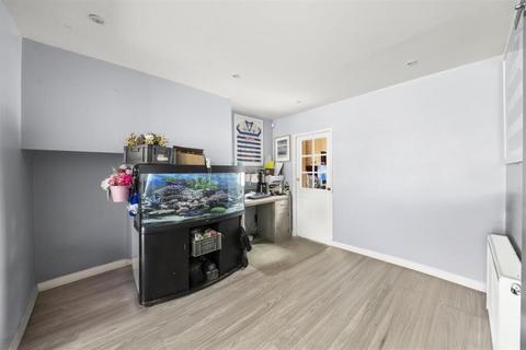 4 bedroom end of terrace house for sale, Selan Gardens, Hayes, UB4 0EA