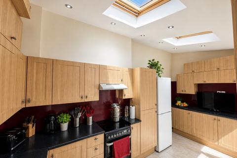 4 bedroom end of terrace house for sale, Selan Gardens, Hayes, UB4 0EA
