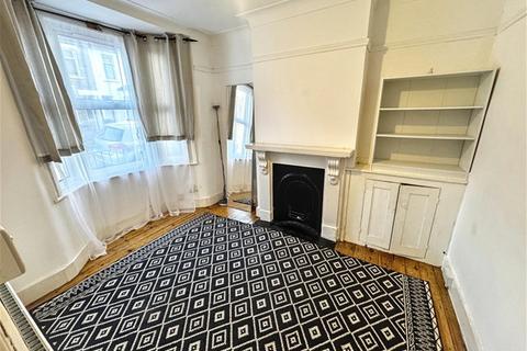3 bedroom house to rent, White Road, Stratford