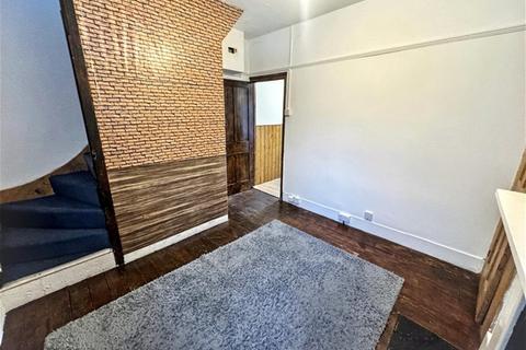 3 bedroom house to rent, White Road, Stratford