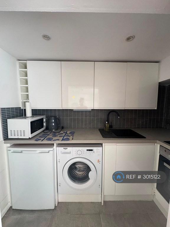 Apartment in Croydon - View 3