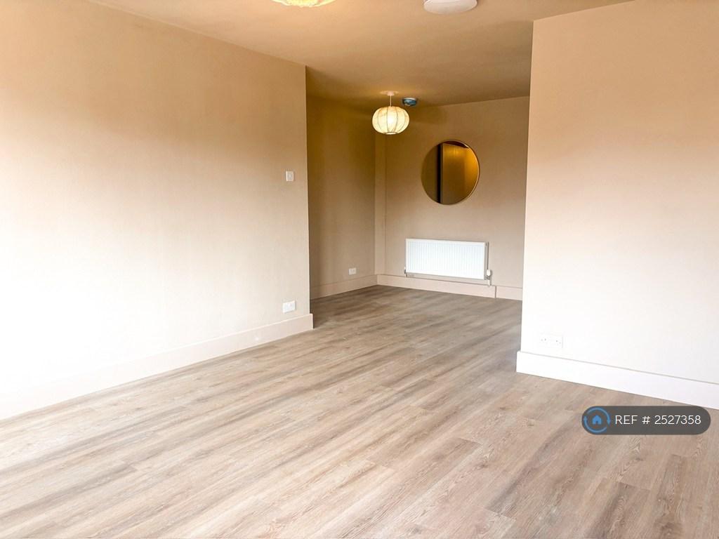 Apartment in Hornchurch - View 2