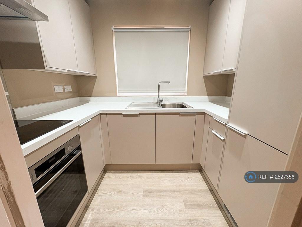 Apartment in Hornchurch - View 4