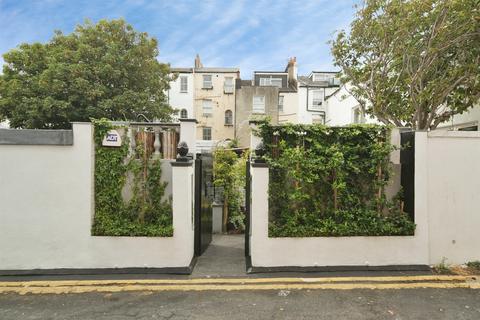 2 bedroom bungalow for sale, Crescent Place, Brighton