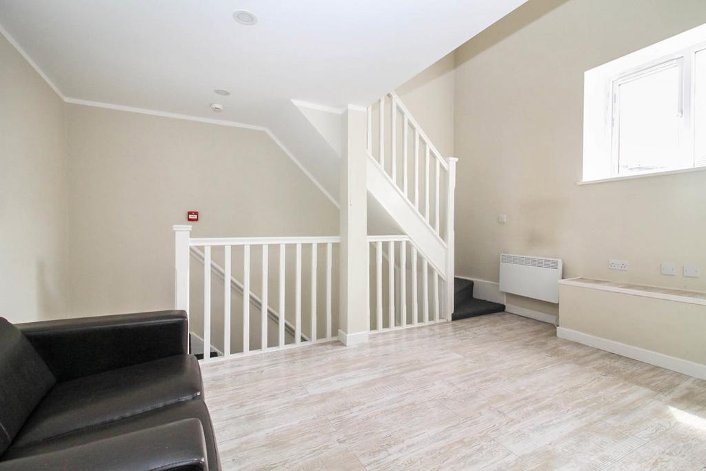 Apartment in Pudsey, Intake, Stanningley - View 2