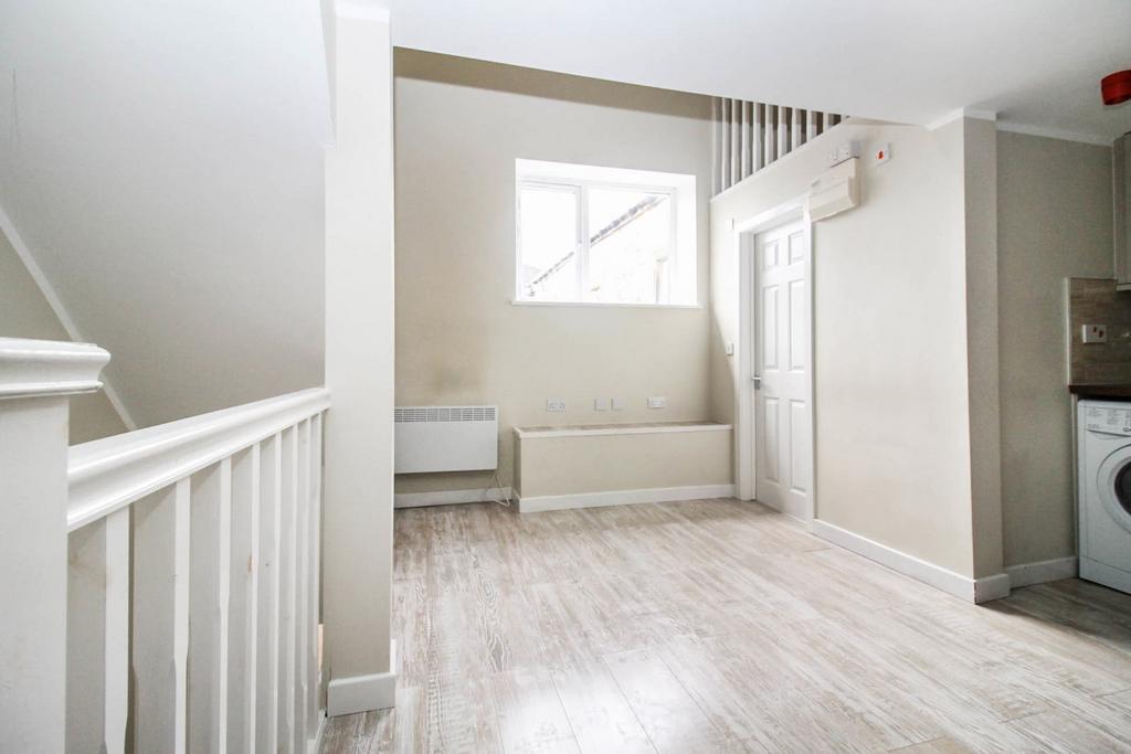 Apartment in Pudsey, Intake, Stanningley - View 3