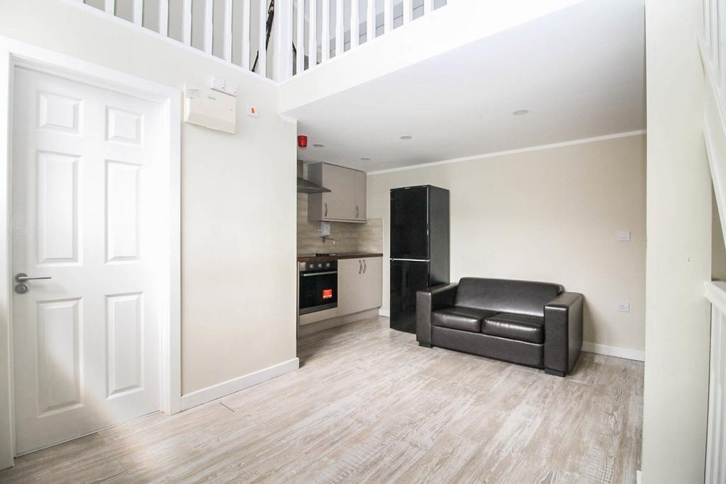 Apartment in Pudsey, Intake, Stanningley - View 4