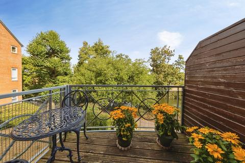 2 bedroom flat for sale, Avebury Avenue, Tonbridge, Kent, TN9