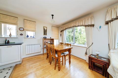 2 bedroom flat for sale, Avebury Avenue, Tonbridge, Kent, TN9