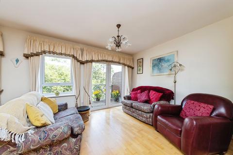 2 bedroom flat for sale, Avebury Avenue, Tonbridge, Kent, TN9