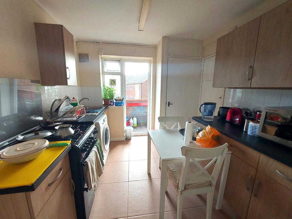 Apartment in Snaresbrook - View 2