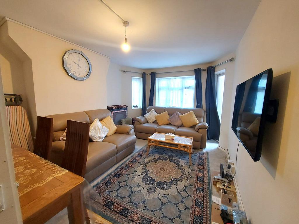 Apartment in Snaresbrook - View 3