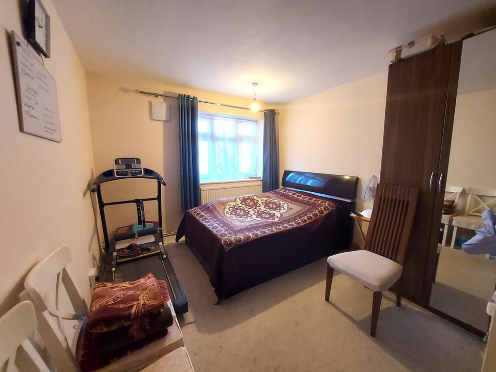 Apartment in Snaresbrook - View 5